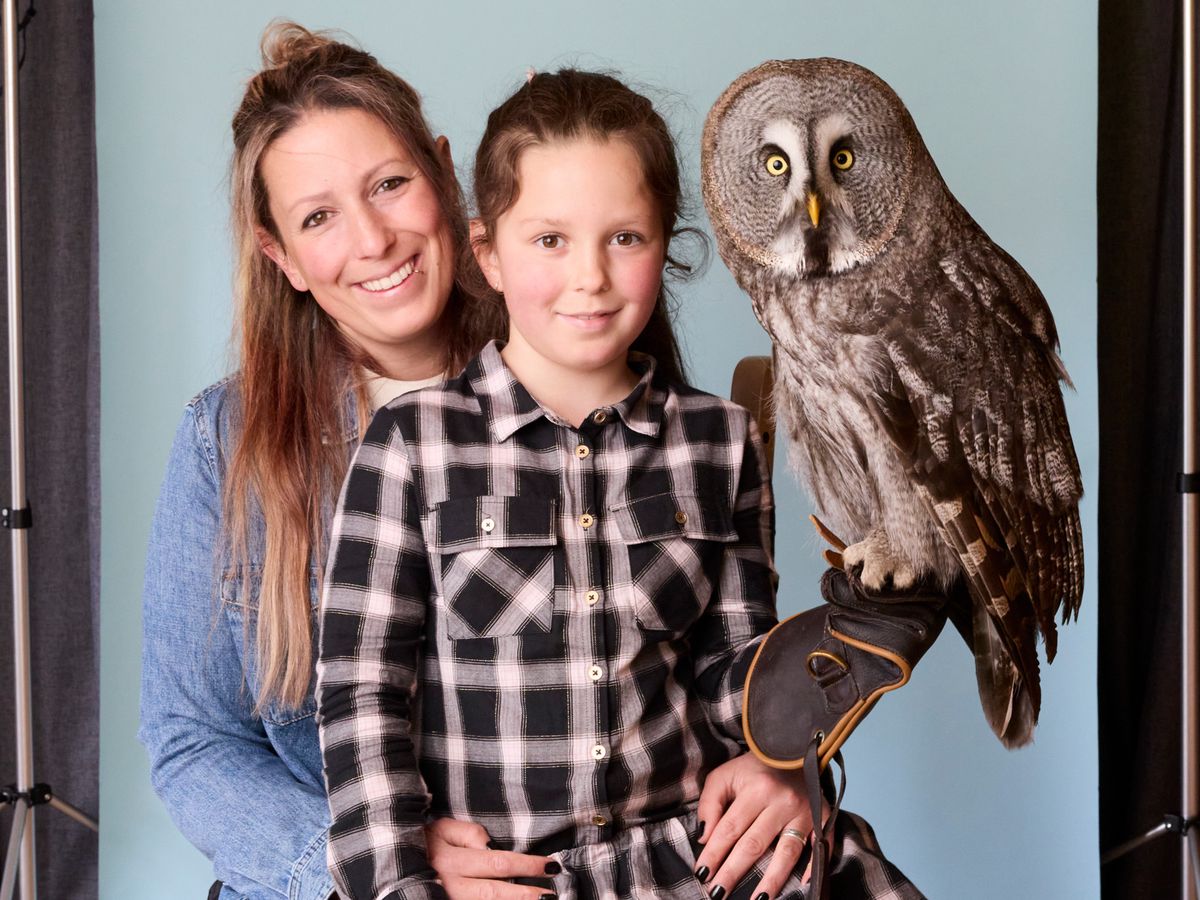 Morgins, le 22 mai 2024. Mon animal et moi : Carolyn Monay et Jyll Medico, sa fille avec Igor, une chouette de LaponIe.       Photo Yvain Genevay / Le Matin Dimanche