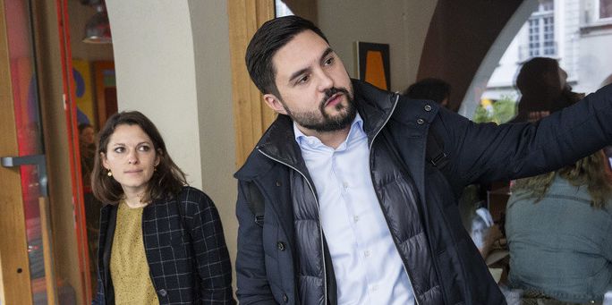 Cedric Wermuth, SP-AG, rechts, und Mattea Meyer, SP-ZH, Co-PraesidentInnen der SP Schweiz, verlassen den Stamm der SP Bern, am Tag der Eidgenoessischen Wahlen, am Sonntag, 22. Oktober 2023 in Bern. Die Schweizer Buergerinnen und Buerger waehlen das Bundesparlament mit den beiden Kammern Nationalrat und Staenderat. (KEYSTONE/Alessandro della Valle)