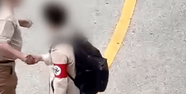 Un élève se rend à l’école vêtu d’un costume d’Hitler