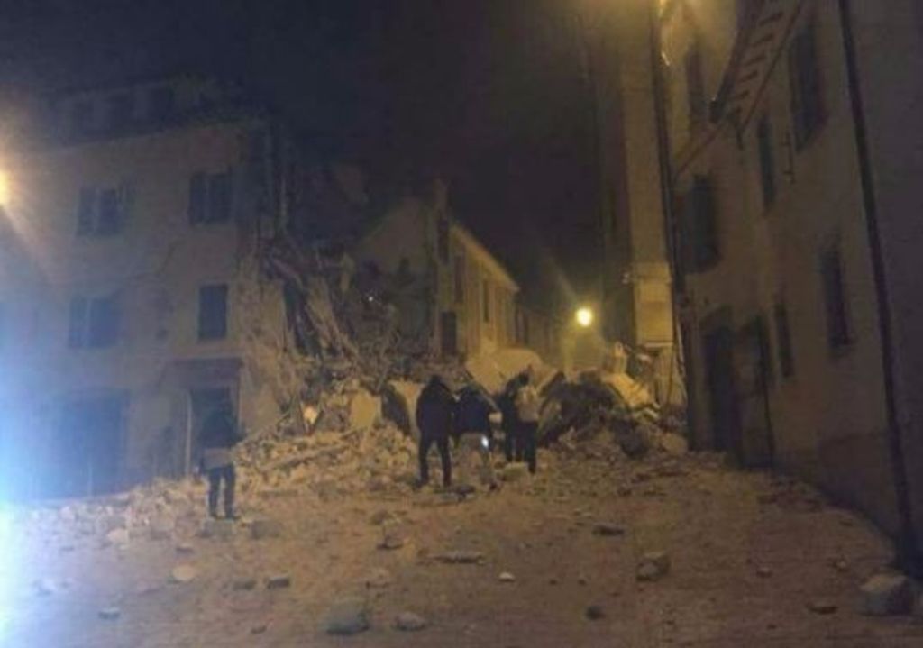 Deux fortes secousses, des dizaines de blessés