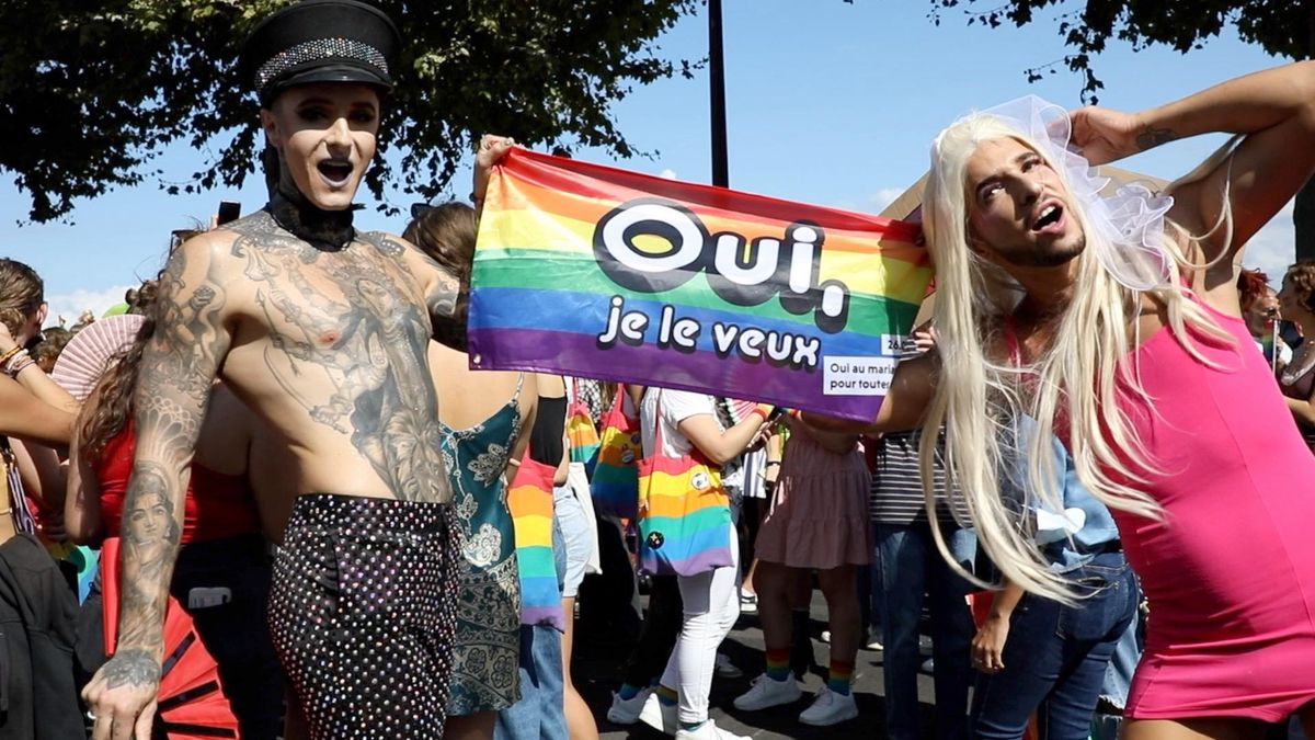 Des manifestants et un drapeau
