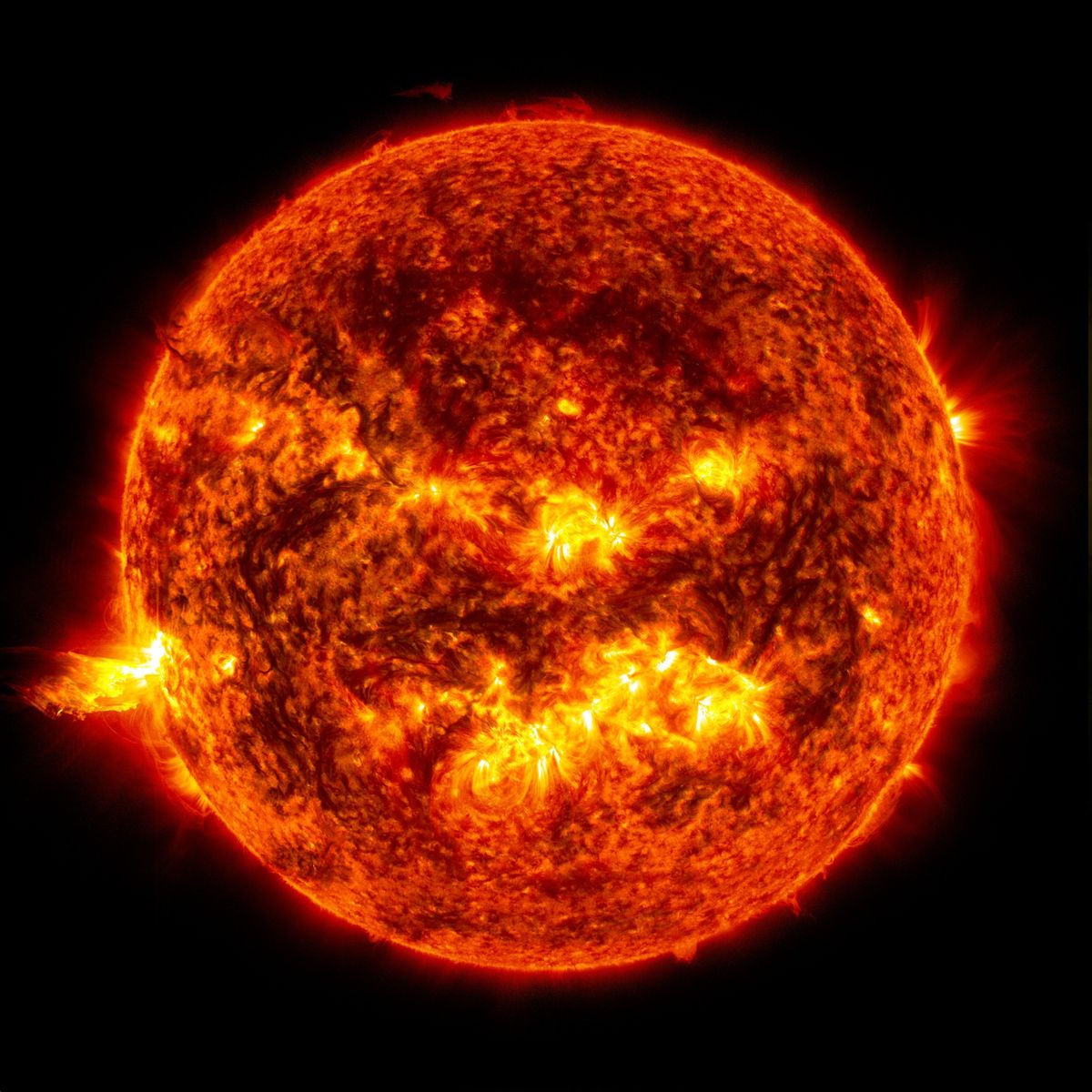 Le soleil fait son chaud. Une éruption solaire (à gauche) «flashée» à 2172 kilomètres à la seconde (!)