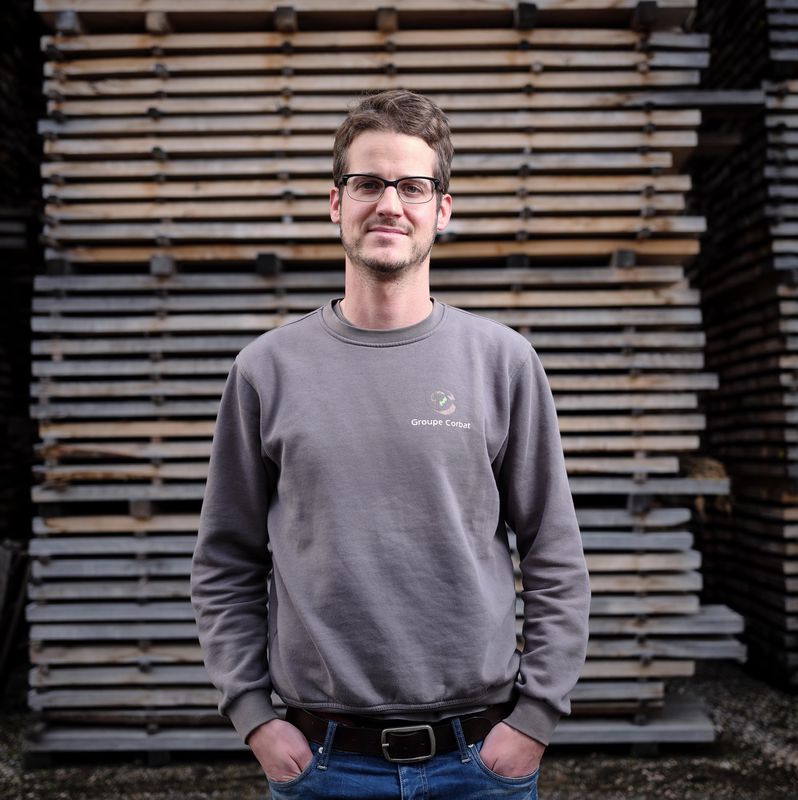 Gauthier Corbat devant des piles de bois, se préparant pour la finale historique de la Coupe Suisse de Hockey 2020.