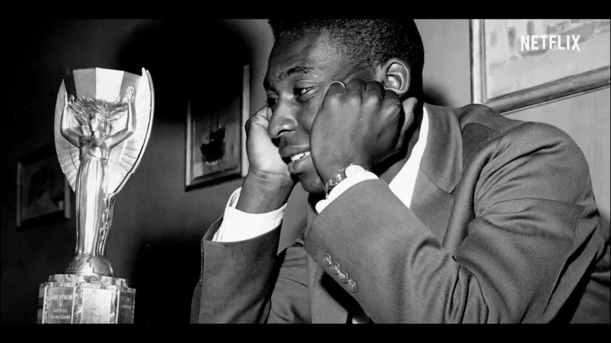 Un homme regarde une coupe