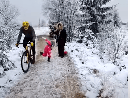 frau bom fahrrad gestoßen und entführt
