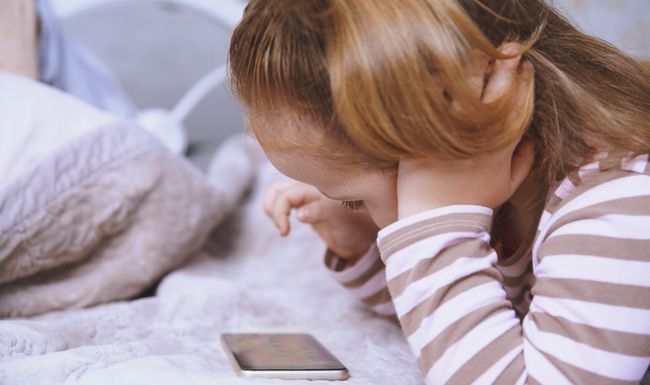 In der Schweiz besitzen rund zwanzig Prozent der Sechsjährigen ein eigenes Handy. (Symbolbild)