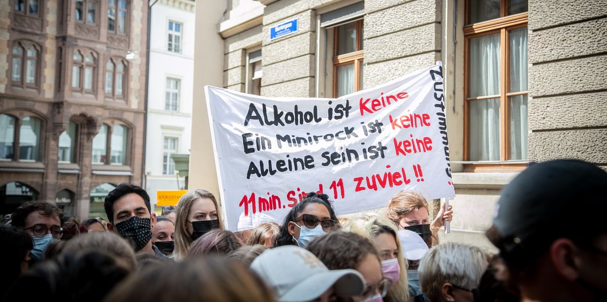 Demo für das Vergewaltigungsopfer vom St. Johann, Appelationsgericht Basel
Bäumleingasse 1. Die Berichterstattung zum Urteil «Vergewaltigungsfall Elsässerstrasse» hat viele Reaktionen hervorgerufen. Sonntag 08. August 2021. Foto @ nicole pont. 