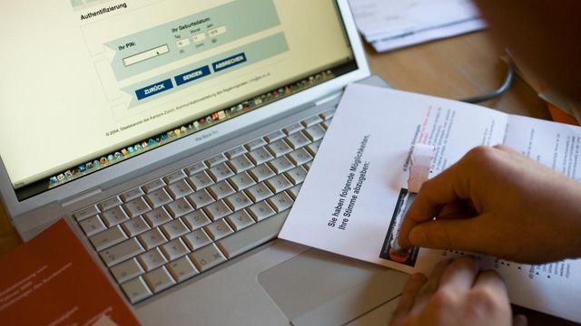 Elektronische Abstimmung: Ein Mann rubbelt in Winterthur den E-Voting-Code auf.