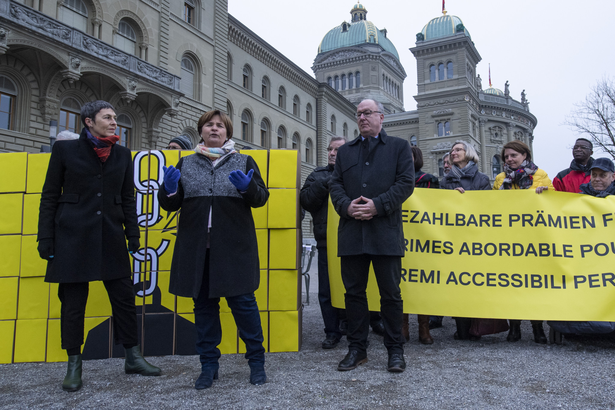 Nationalraetin, Barbara Gysin, SP/SG, Staenderatin, Marina Carobbio Guscetti, SP/Ti, Nationalrat, Pierre-Yves Maillard, SP/VD, von links, vor der Einreichung der Unterschriften fuer ihre Praemien-Entlastungs-Initiative, am Donnerstag 23. Januar 2020, in Bern. (KEYSTONE/ Marcel Bieri)