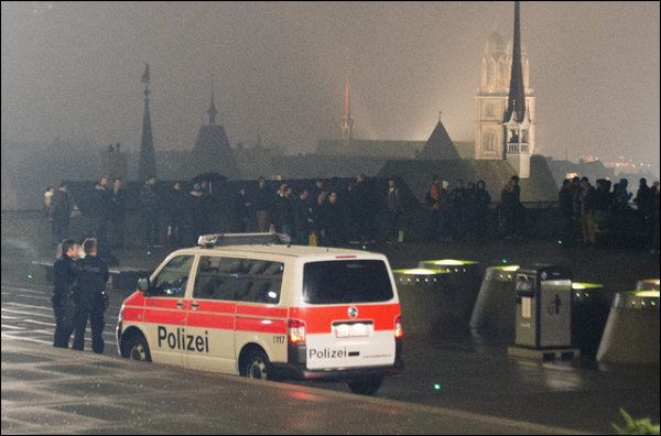 In der Silvesternacht musste die Polizei mehrfach einschreiten: Einsatzwagen auf der Polyterrasse. In der Silvesternacht musste die Polizei mehrfach einschreiten: Einsatzwagen auf der Polyterrasse.