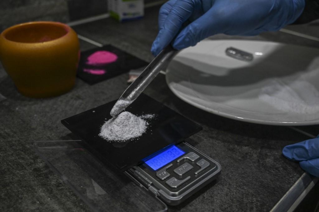 Homme pesant de la kétamine pour préparer de la poudre connue sous le nom de Tussi ou cocaïne rose à Medellín, Colombie.