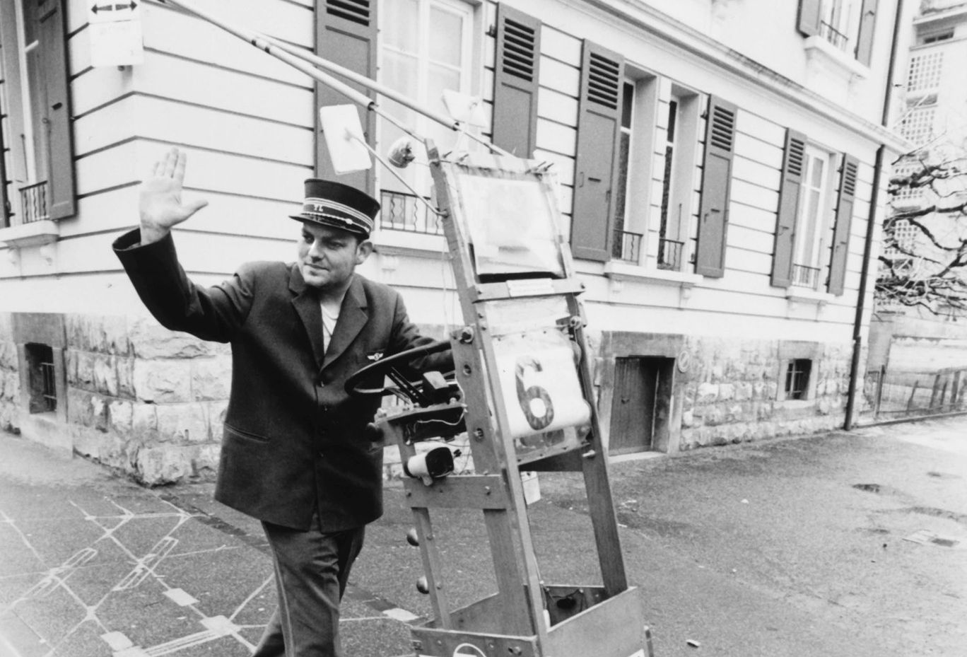 Martial Richoz est l'homme-bus lausannois qui se promène dans les rues de Lausanne avec un caddie transformé en mini-bus, imitant le vrai parcours d'un bus, le son des portes qui se ferment et du bus qui démarre. Le voici au volant d'un de ses 300 trolleybus sur son parcours imaginaire. ©Jean-Philippe Daulte/VQH (archives)