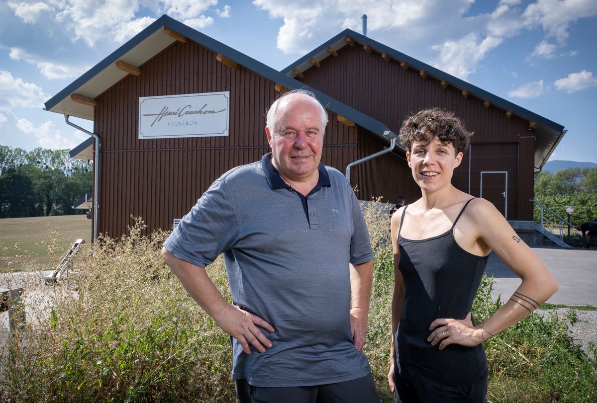 Un an après l’incendie qui a ravagé leur cave à Cottens, le vigneron Raoul Cruchon et sa fille Catherine, désormais aux manettes de l’entreprise familiale, ont levé le voile sur leur nouvelle infrastructure vendredi 1er septembre.
