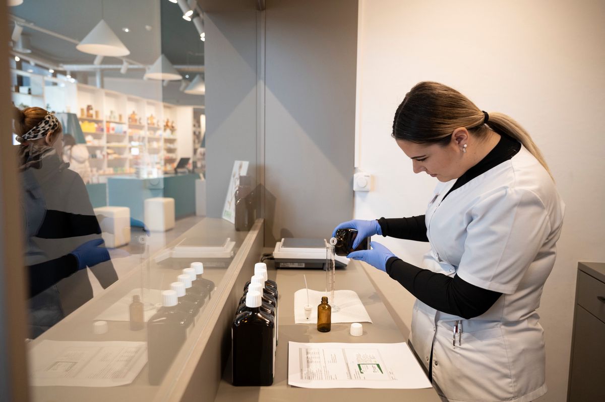 [Symbolbild / Gestellte Szene] Eine Auszubildende der Baeren Apotheke in Ostermundigen mischt im Labor Kopfweh Spagyrik Spray, fotografiert am Montag, 20. Februar 2023. (KEYSTONE/Christian Beutler)
