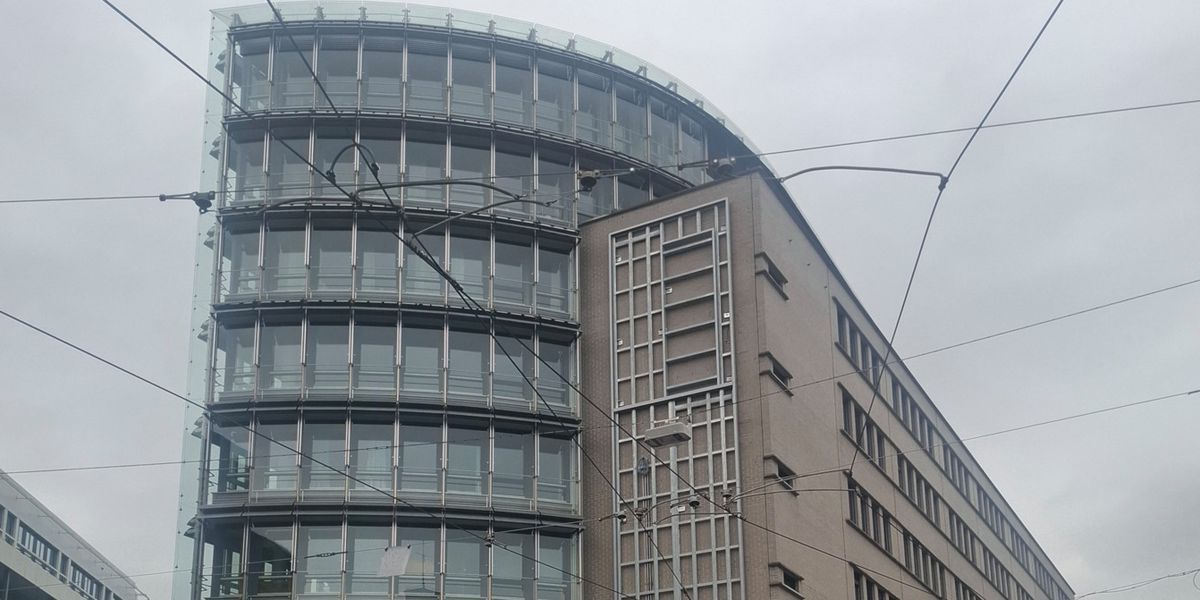 Gr-neres-Basel-Versicherung-begr-nt-Fassade-am-Aeschenplatz-mit-6240-Pflanzen