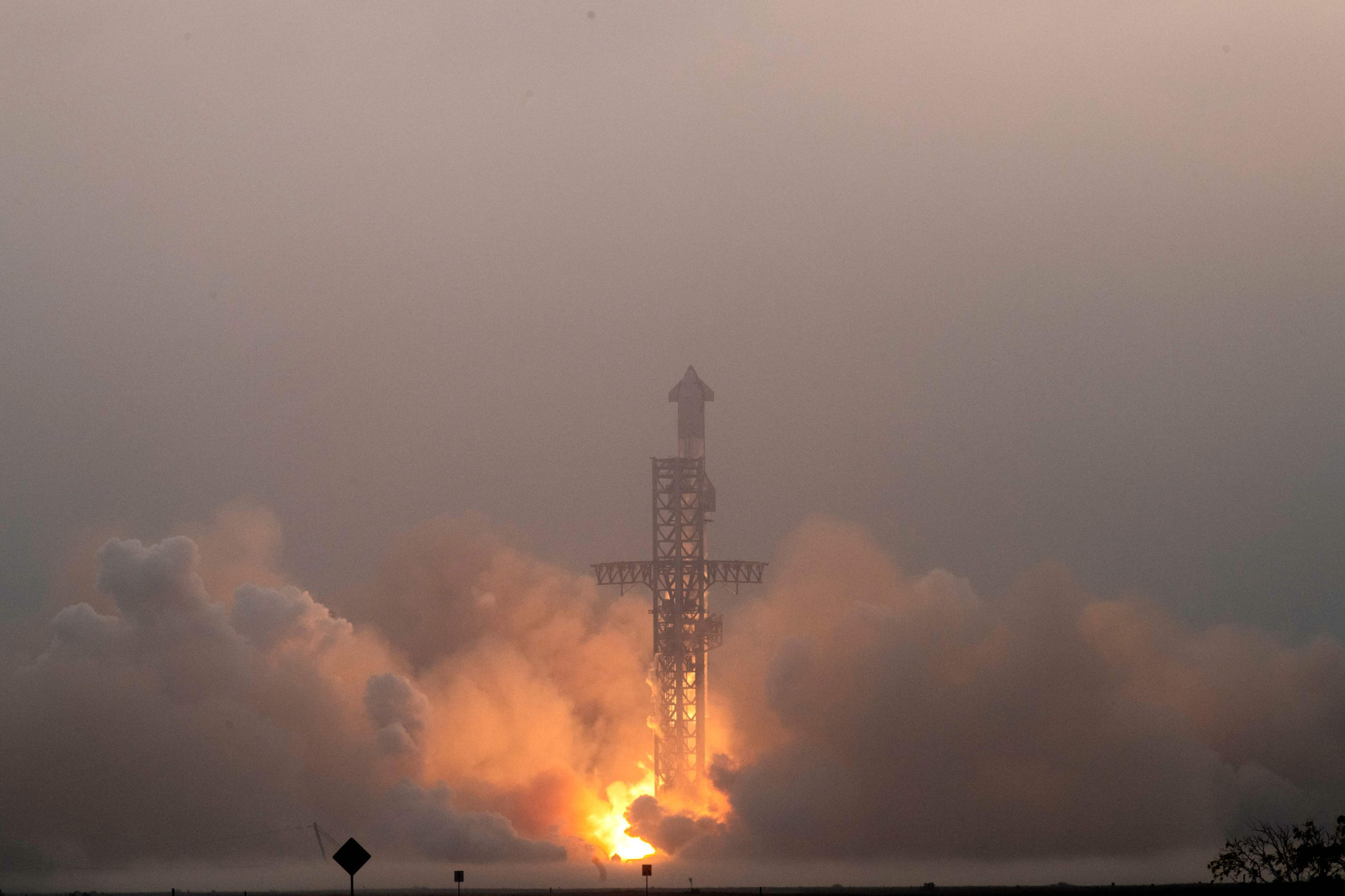 TOPSHOT - The SpaceX Starship launches on its fourth flight test from Starbase in Boca Chica, Texas, on June 6, 2024. The Starship is vital to NASA's plans for landing astronauts on the Moon later this decade, and to SpaceX CEO Elon Musk's hopes of eventually colonizing Mars. (Photo by Chandan KHANNA / AFP)