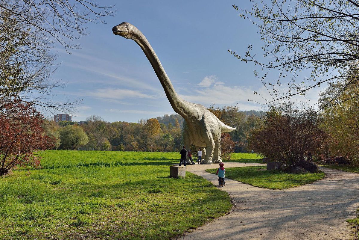 «Das ist der schönste Park Basels», sagt Jérômie Repond über den «Grün 80», in der auch das lebensgrosse Modell eines riesigen Seismosaurus steht.