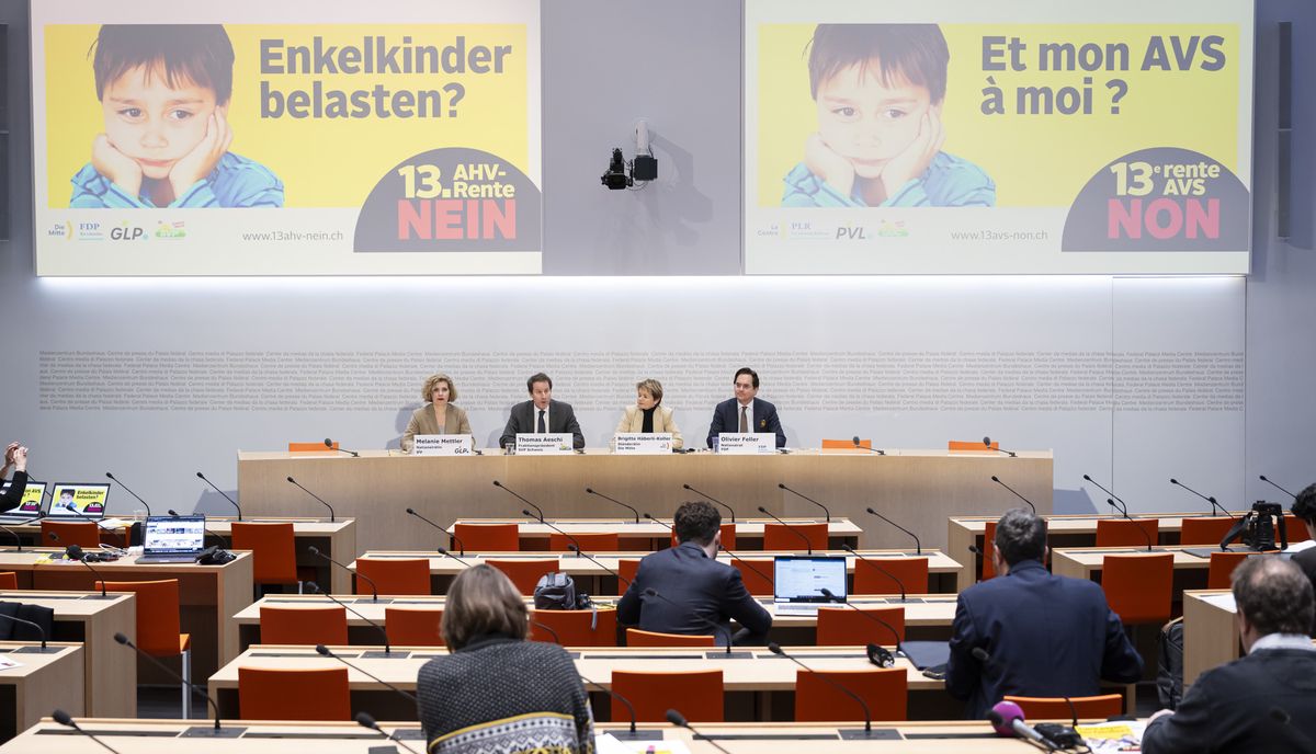 Thomas Aeschi, Nationalrat und Fraktionspraesident SVP, zweite-links, spricht neben Melanie Mettler, Nationalraetin GLP, Brigitte Haeberli-Koller, Staenderaetin die Mitte, und Olivier Feller, Nationalrat FDP, von links, waehrend einer Medienkonferenz ueber das ueberparteiliche Nein-Komitee zur 13. AHV-Rente in Bern, am Dienstag, 23. Januar 2024}. (KEYSTONE/Anthony Anex)