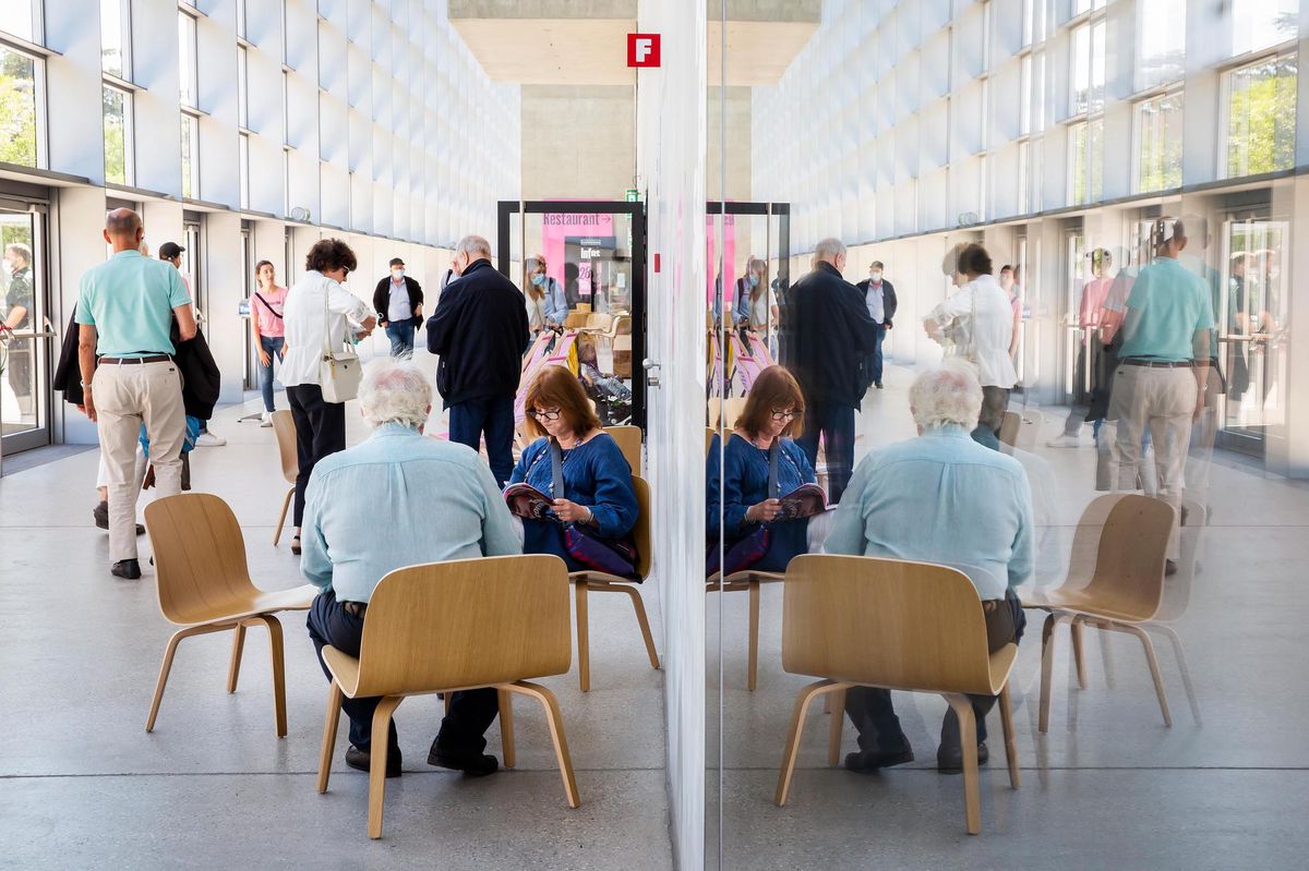 L’entrée est formée par une longue coursive, qui s’étire entre la façade en verre et le mur intérieur en béton. 