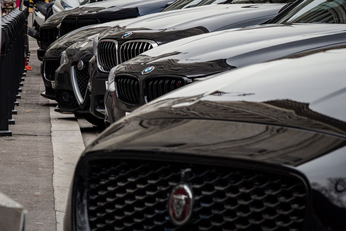 Une rangée de voitures de luxe, dont des BMW et des Jaguar, près de la Banque nationale suisse (BNS) à Zurich, photographiée le 15 février 2024.