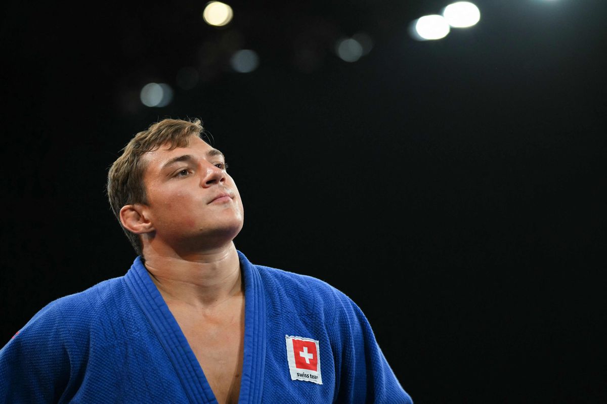 Switzerland's Daniel Eich (Blue) is pictured at the judo men's -100kg semi-final bout of the Paris 2024 Olympic Games at the Champ-de-Mars Arena, in Paris on August 1, 2024. (Photo by Luis ROBAYO / AFP)