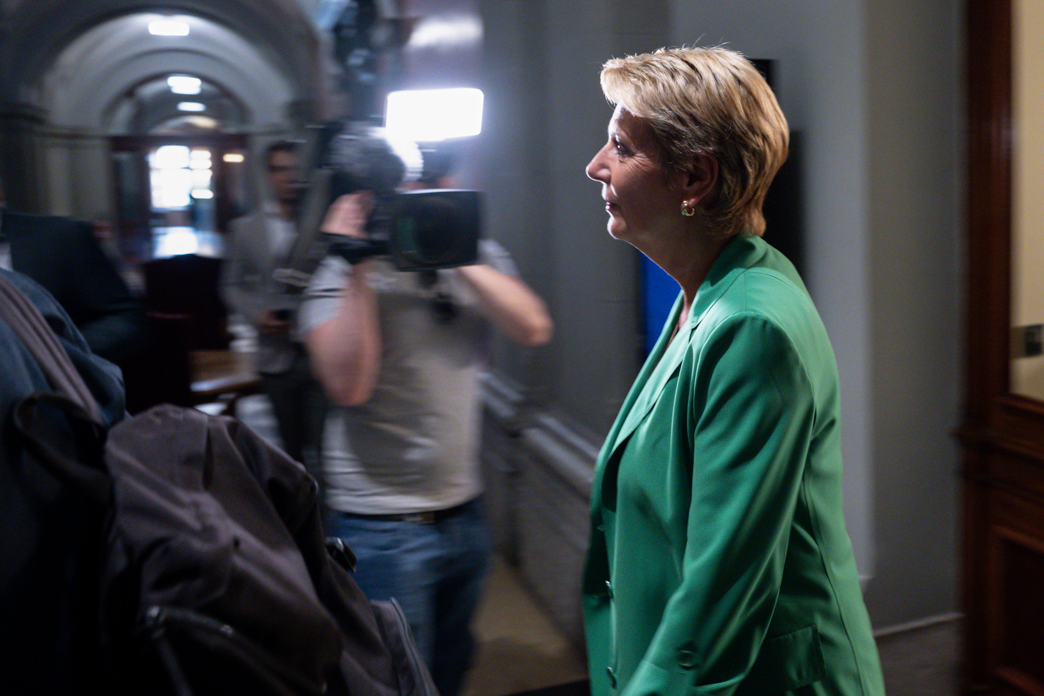 Bundesrätin Karin Keller-Sutter im grünen Blazer verlässt die WAK-S-Kommissionssitzung zur Lex UBS im Bundeshaus Bern.