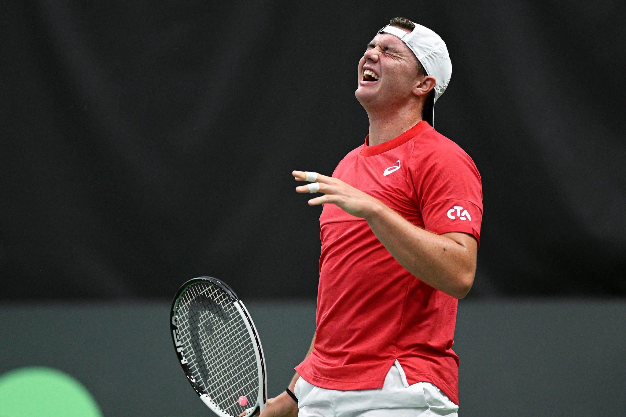 Dominic Stricker aus der Schweiz zeigt Enttäuschung während der Tennis Davis Cup-Qualifikation gegen Spanien in Biel am 01.02.2025.