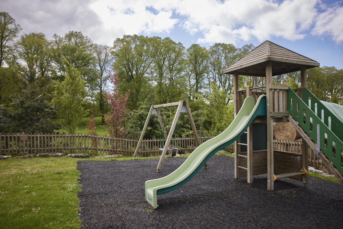 Des parents craignent que leurs enfants ne soient filmés si certains venaient à franchir une clôture pour récupérer un ballon tiré depuis la place de jeu voisine.