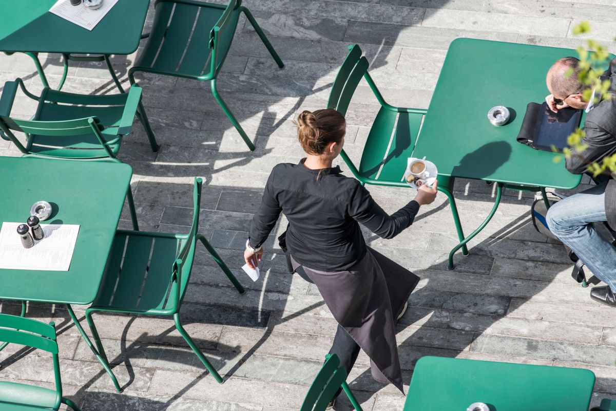 Un restaurateur zurichois aurait-il trouvé un moyen de rémunérer beaucoup plus les serveurs et les serveuses en Suisse? 