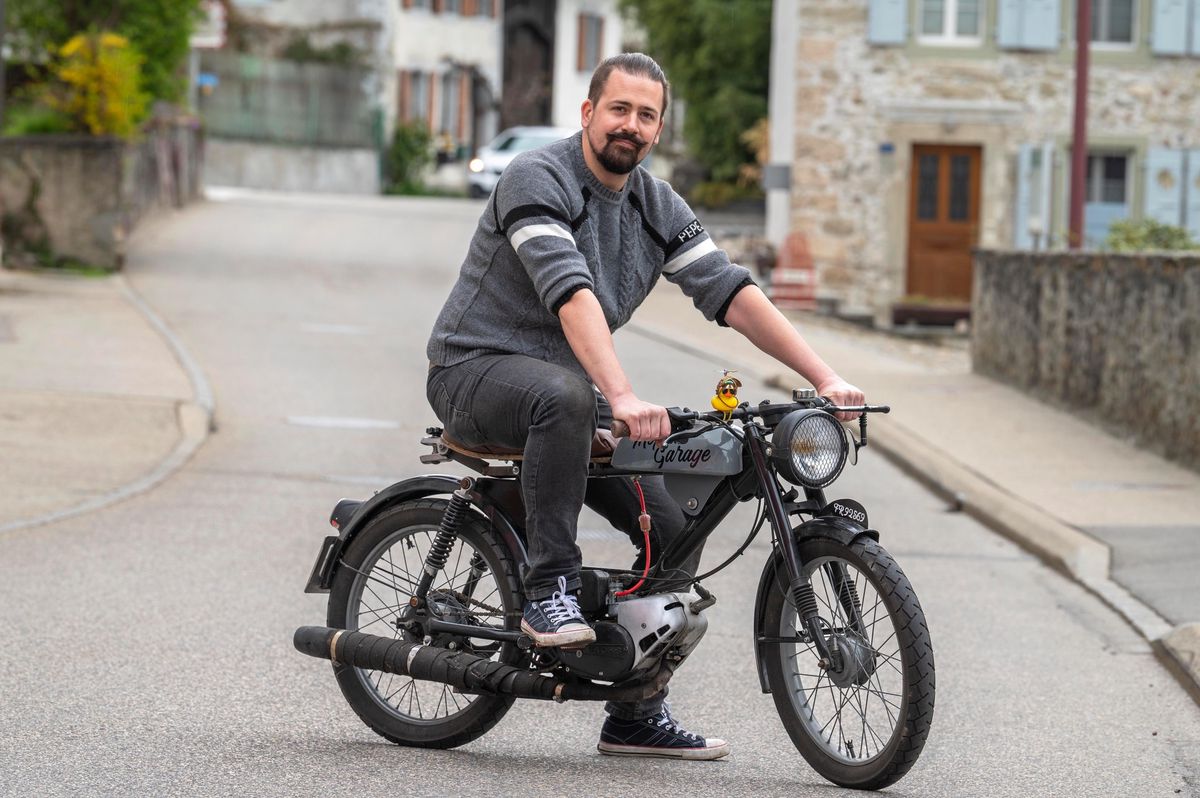 Passionné de boguets vintage, Kane Chevalley roule quotidiennement ses vélomoteurs dont un Sachs 503 qu’il a customisé dans le style rétro d’une moto «Café Racer».