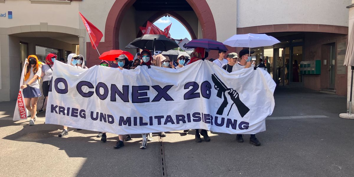 Kundgebung-in-Liestal-Hundertschaft-demonstriert-im-leeren-Stedtli-gegen-Milit-r-bung-Conex-26