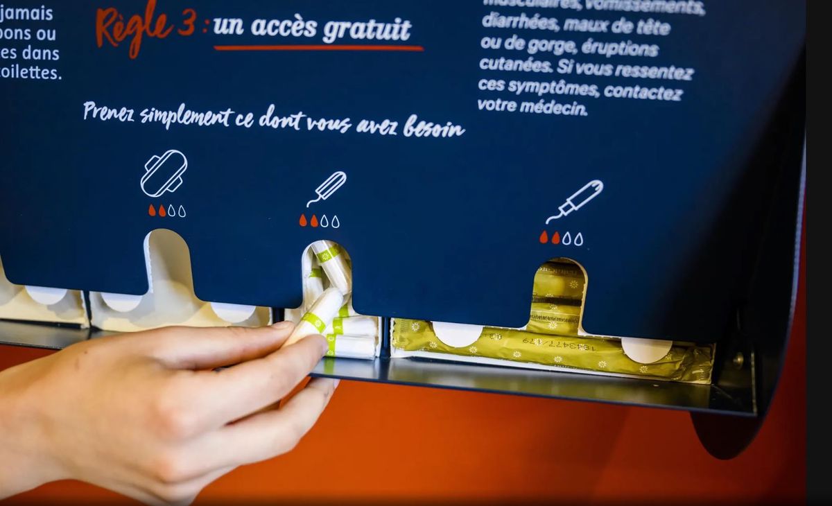 Des distributeurs de protections menstruelles seront posés comme l’a fait le Canton dans plusieurs sites scolaires.