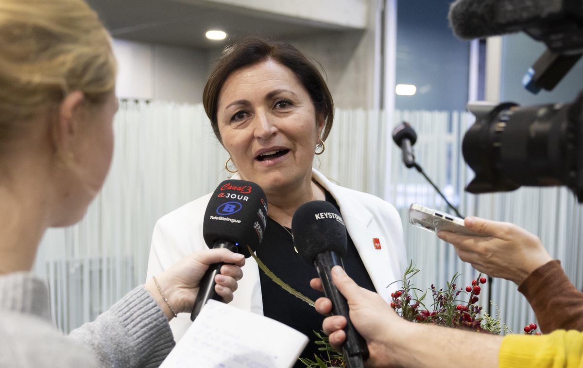 Die neu gewählte Bieler Stadtpräsidentin Glenda Gonzalez Bassi gibt Interviews nach der Wahlbekanntgabe am 24. November 2024 in Biel.