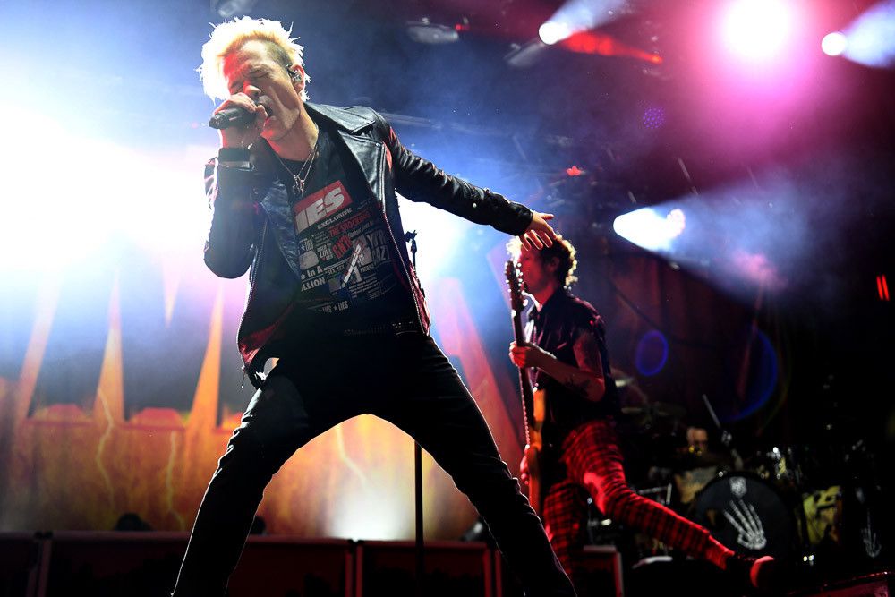 Deryck Whibley à l’attaque, mercredi 7 juin à Caribana, Il y a du Billy Idol et du Sid Vicious dans la dégaine, mais l’ensemble reste Sum 41. 