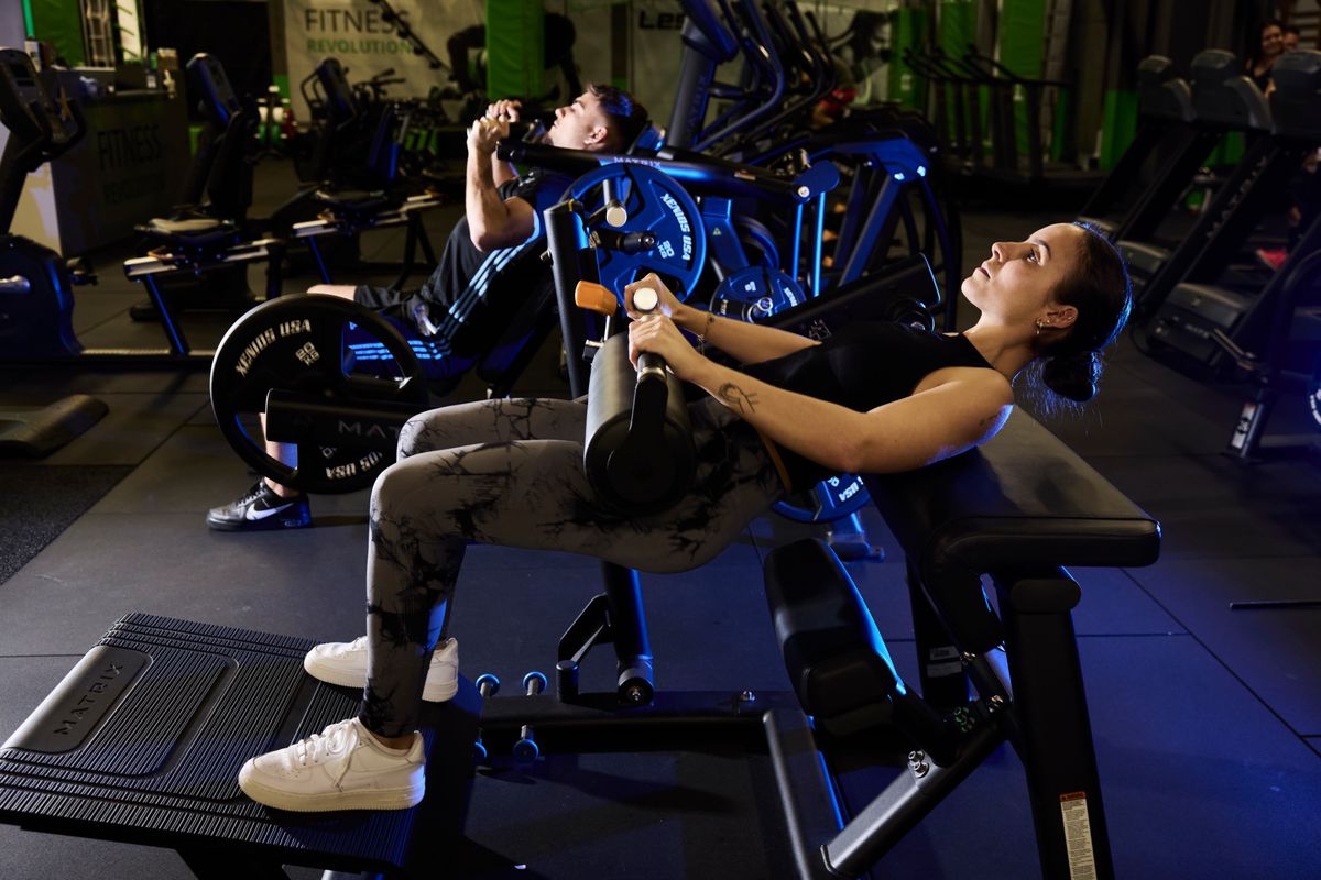 Fribourg, le 4 janvier 2024. Reportage au fitness Revolution. Dylan (g), 21 ans et son amie Sara (d), 24 ans.    Photo Yvain Genevay / Le Matin Dimanche
