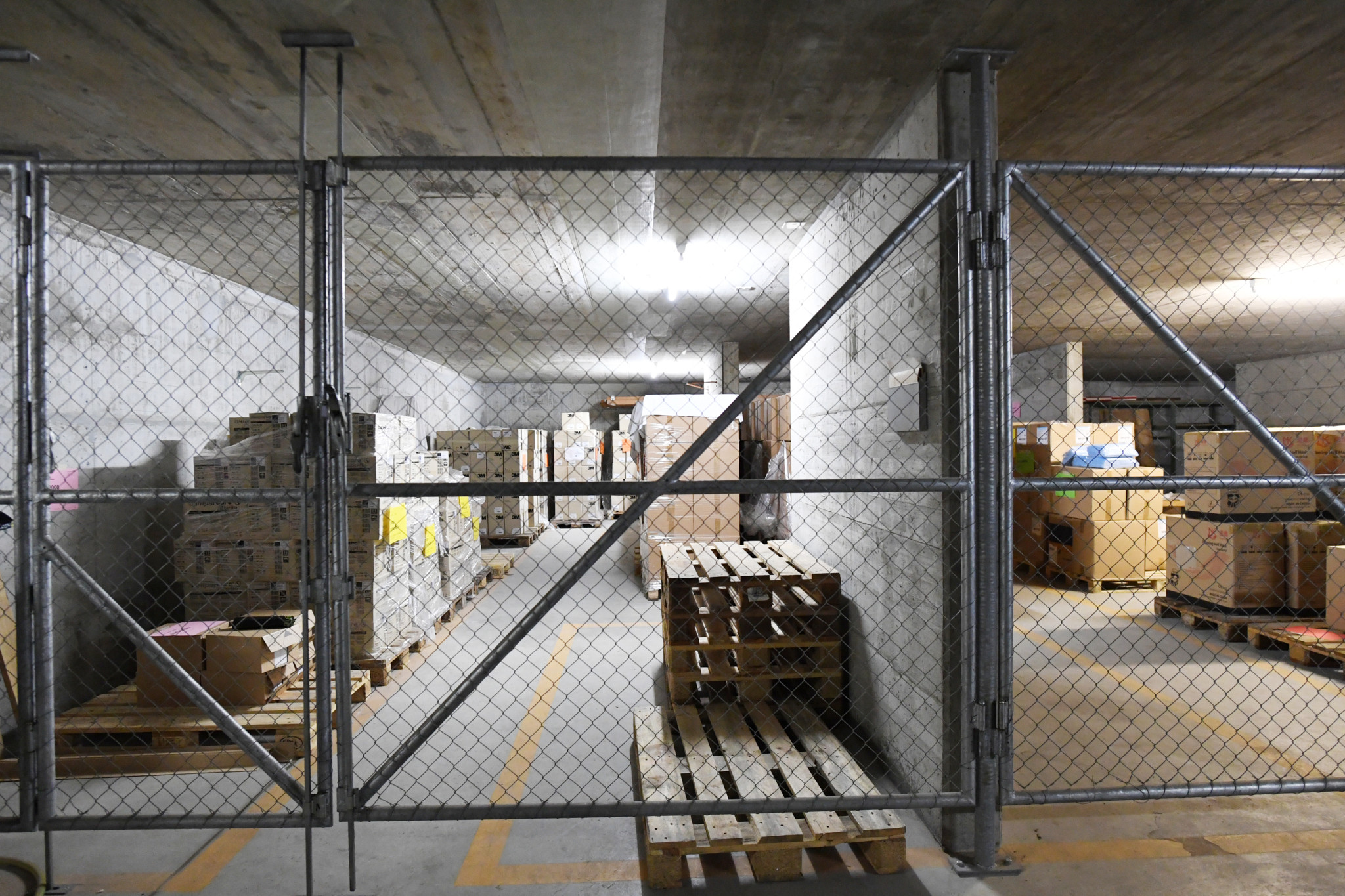 Eingelagertes Schutzmaterial wie hier in Winterthur muss regelmässig erneuert, altes Material vor Ablauf verbraucht werden.