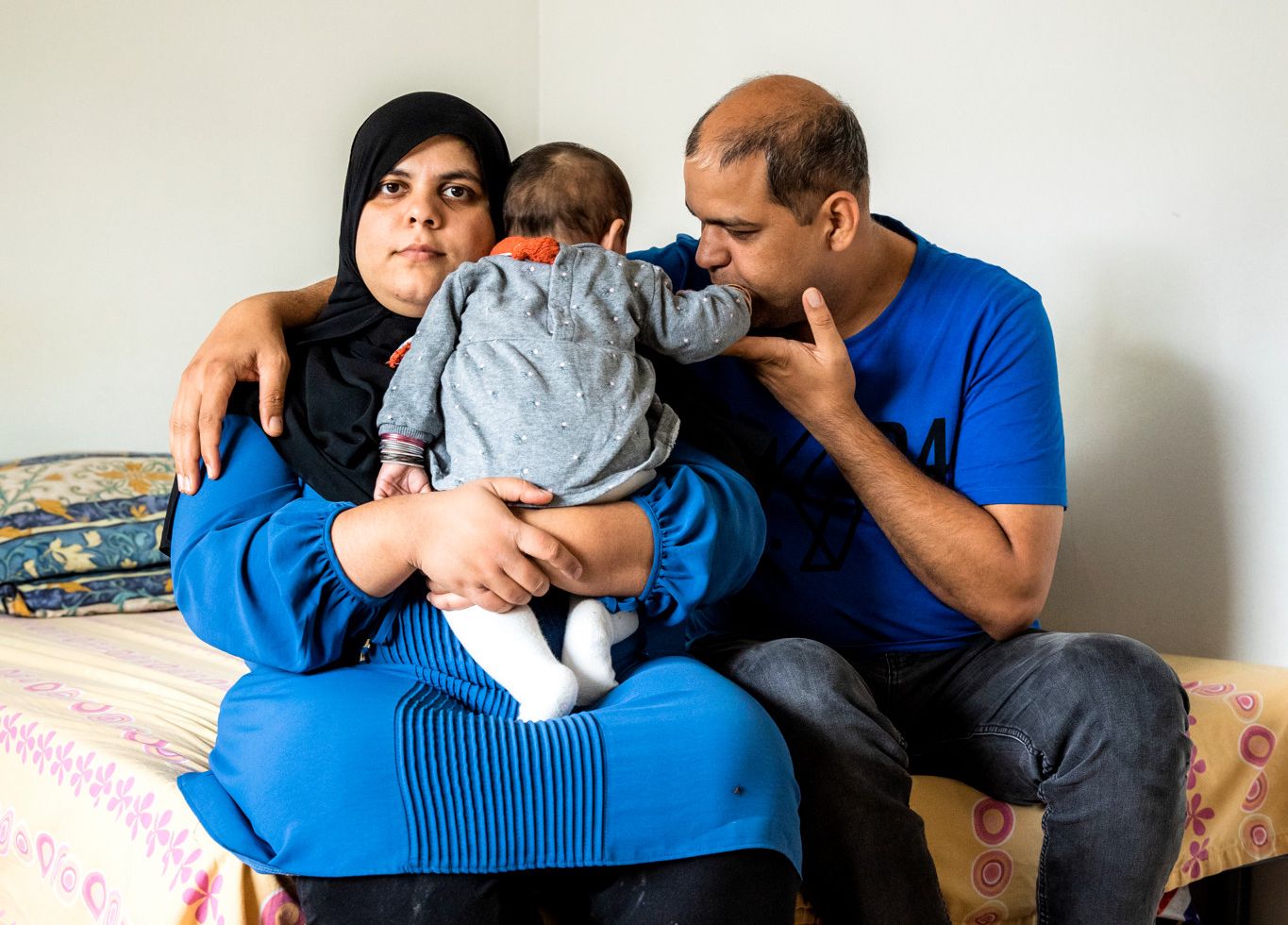 Bisra Fayazz et Sohail Latif (Mann) avec leur bébé, assis dans une chambre à Bischwiller, Alsace. 