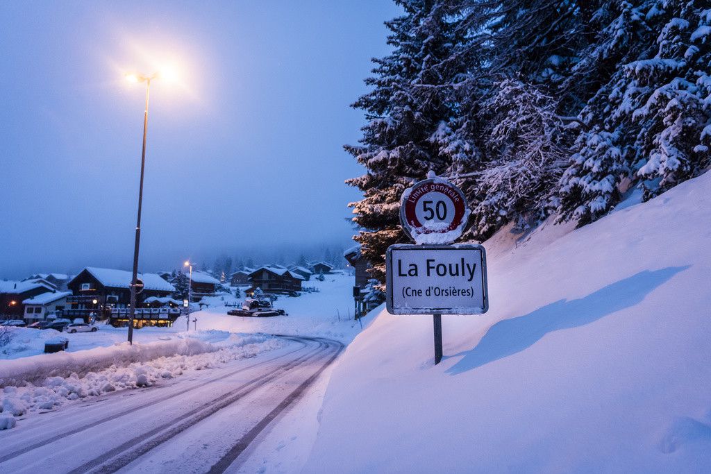 Un panneau indique l'entree du village de La Fouly le vendredi 29 janvier 2021 a Orsieres dans le val Ferret. Le degre de danger d'avalanche a ete abaissée de 5 a 4 pour la majeure partie des Alpes vendredi, mais il reste fort. Des evacuations ont ete ordonnees en Valais et dans le canton de Vaud. (KEYSTONE/Jean-Christophe Bott)
