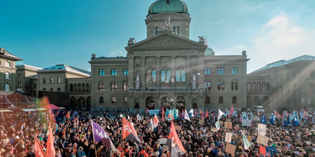 Umsetzung-der-Pflegeinitiative-Der-Pflegeverband-baut-17-Stellen-ab-und-die-Berner-proben-den-Aufstand