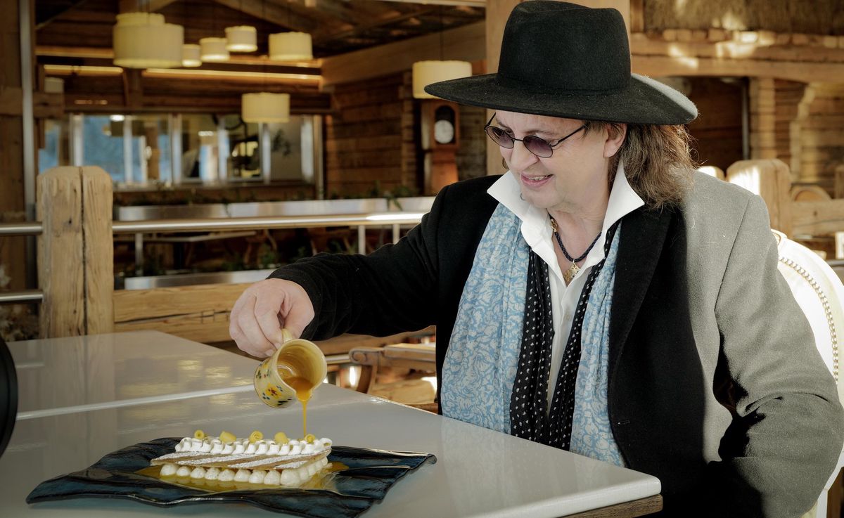 Décembre 2022. Chez Elise Veyrat, Manigod, sur les hauteurs de Annecy, en France. Marc Veyrat prépare le menu de Noël. 