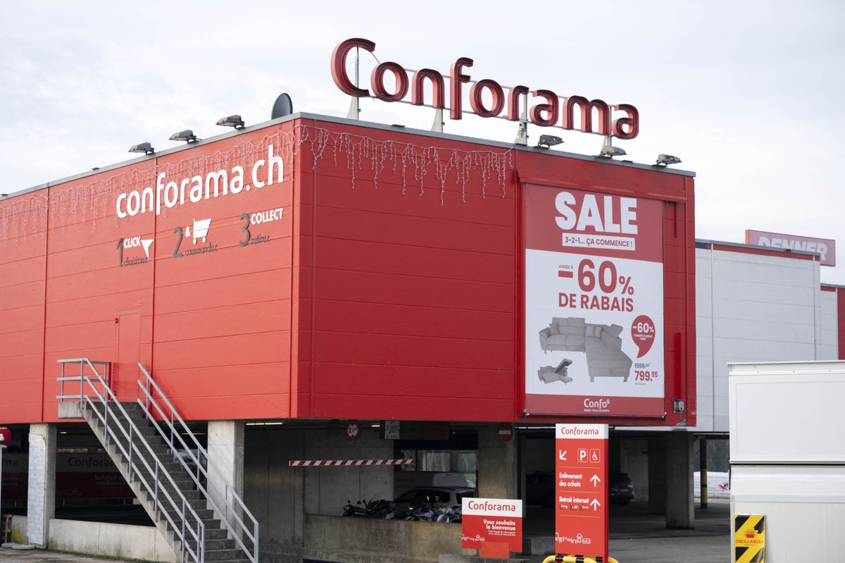 Bâtiment de Conforama avec une grande affiche publicitaire indiquant une vente avec jusqu'à 60% de rabais.