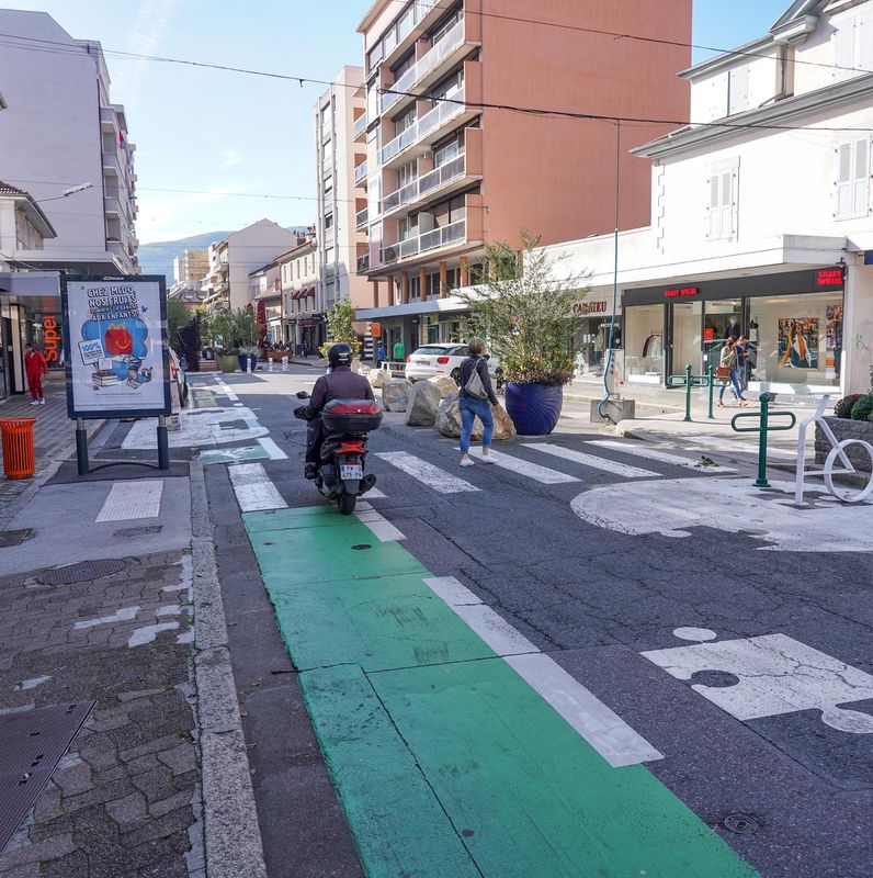 Rue piétonne à Annemasse avec des passages pour piétons et des pistes cyclables, illustrant le projet de piétonnisation.