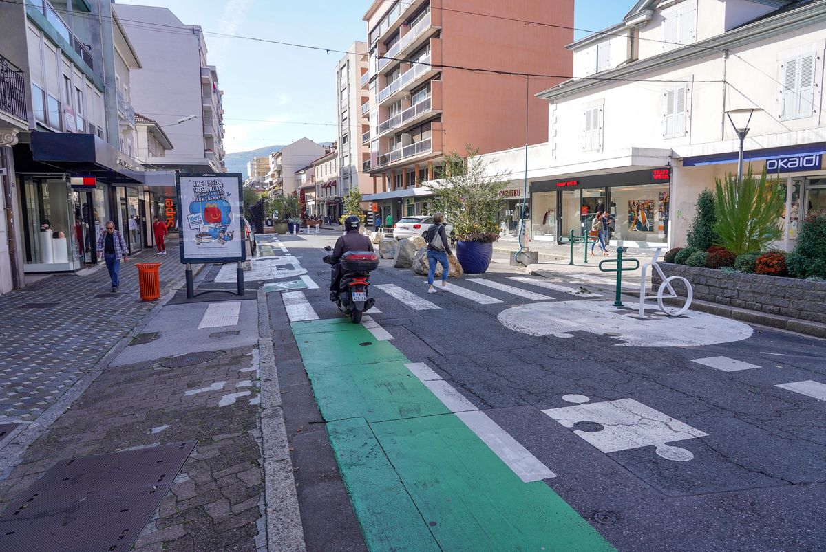 Rue piétonne à Annemasse avec des passages pour piétons et des pistes cyclables, illustrant le projet de piétonnisation.
