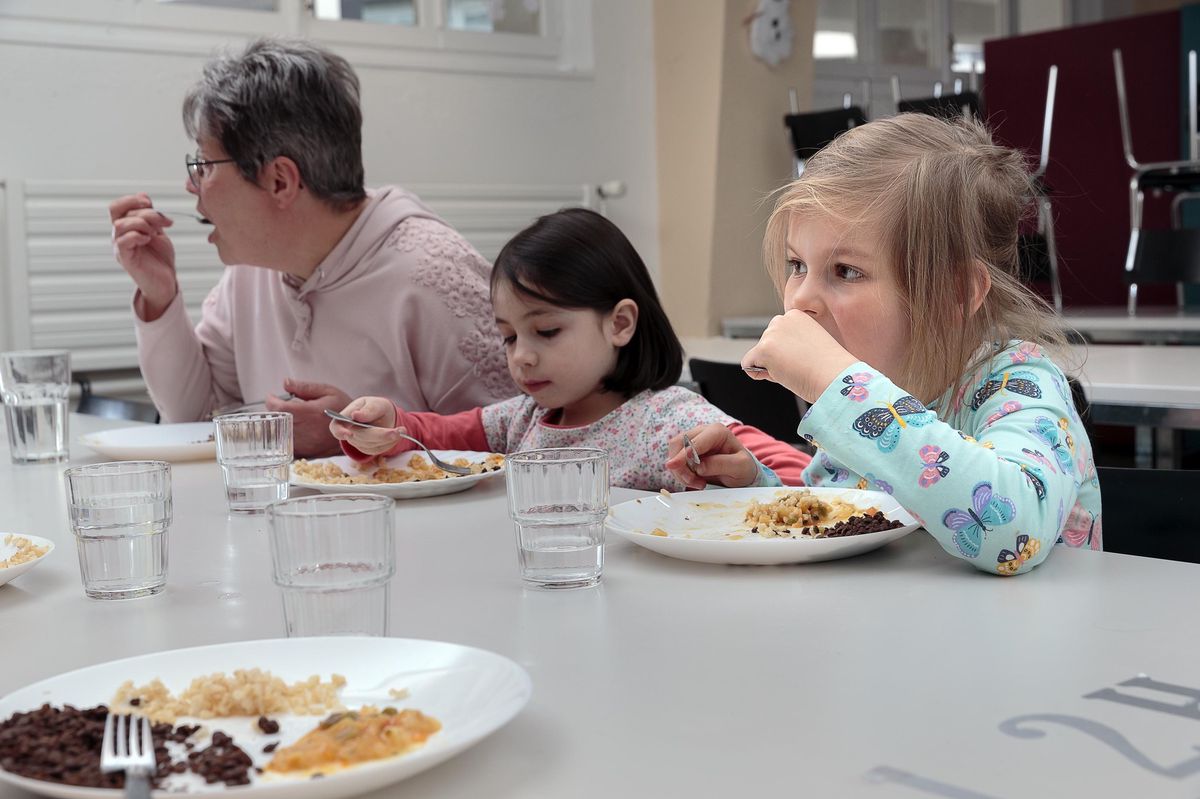 Lentilles ou légumes, les petites Anya et Amélie ont fait honneur au repas de la cantine fribourgeoise.