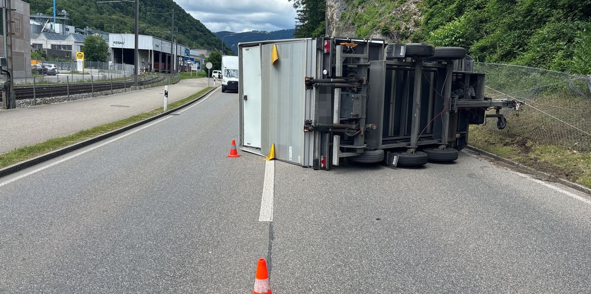 Unfall-in-Oensingen-Pl-tzlich-l-st-sich-der-Anh-nger-vom-Lieferwagen