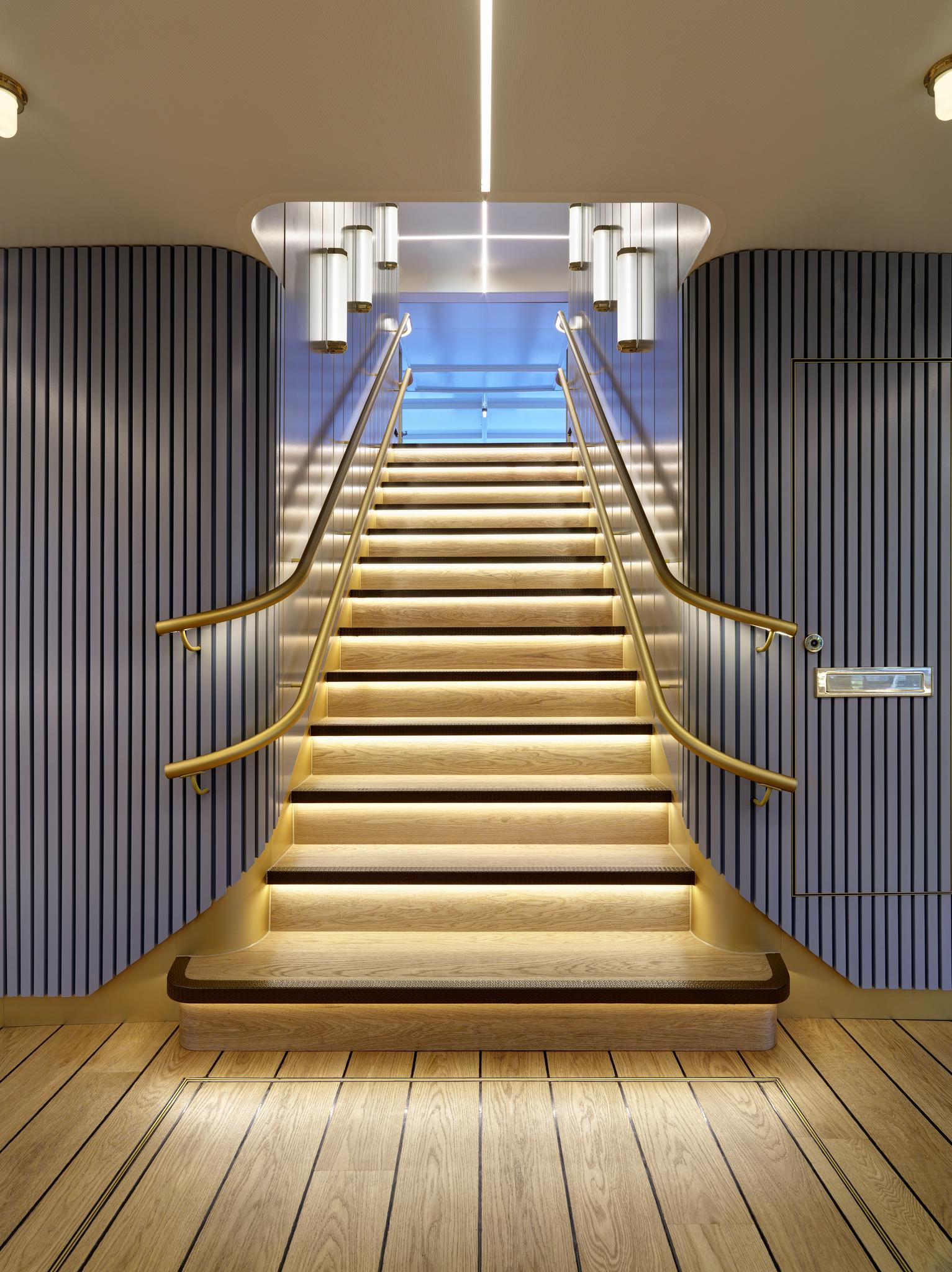 Der doppelte Handlauf auf der Treppe gibt den Passagieren Sicherheit.