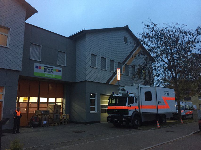 Die An'Nur Moschee steht seit längerem negativ in den Schlagzeilen. Mehrere Jugendliche, die in der Moschee ein- und ausgegangen waren, hatten sich dem IS in Syrien angeschlossen.