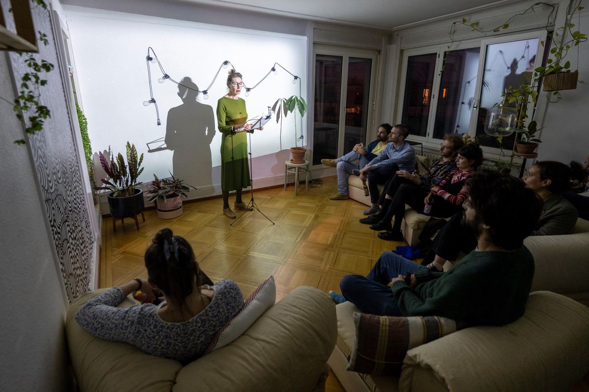Mercredi soir, la comédienne Anne Sée a lu le texte «La Machine dans la Forêt», d’Alexandre Doublet, dans un appartement lausannois.