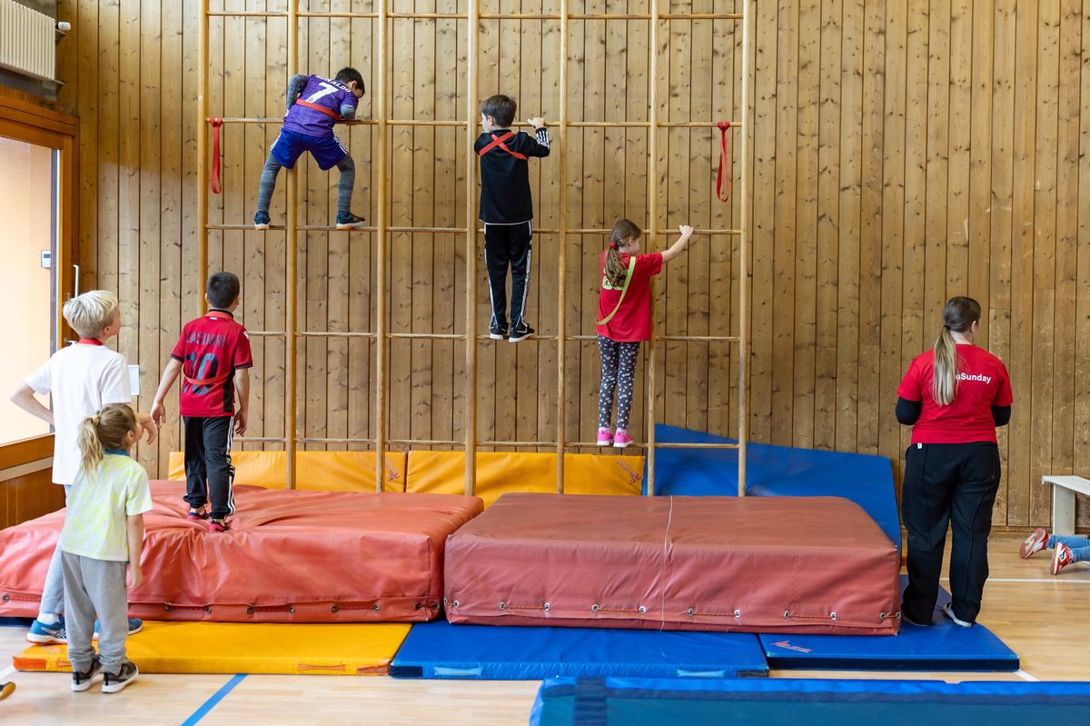 Onex, le 17 Novembre 2024. Des enfants agés de 6 à 12 ans participent à des activités sportives gratuites et encadrées dans les salles de gymnastique d'Onex-Parc. Open Sunday est un programme collaboratif entre la Fondation IdéeSport et la Ville d'Onex. Photo Pierre Albouy/Tribune de Genève