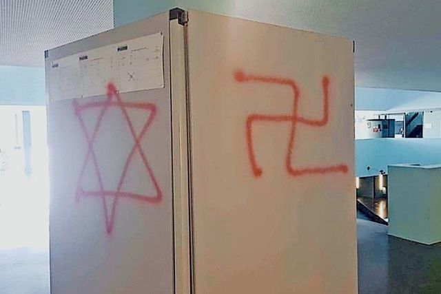 Deux des tags retrouvés samedi matin au sein du gymnase.